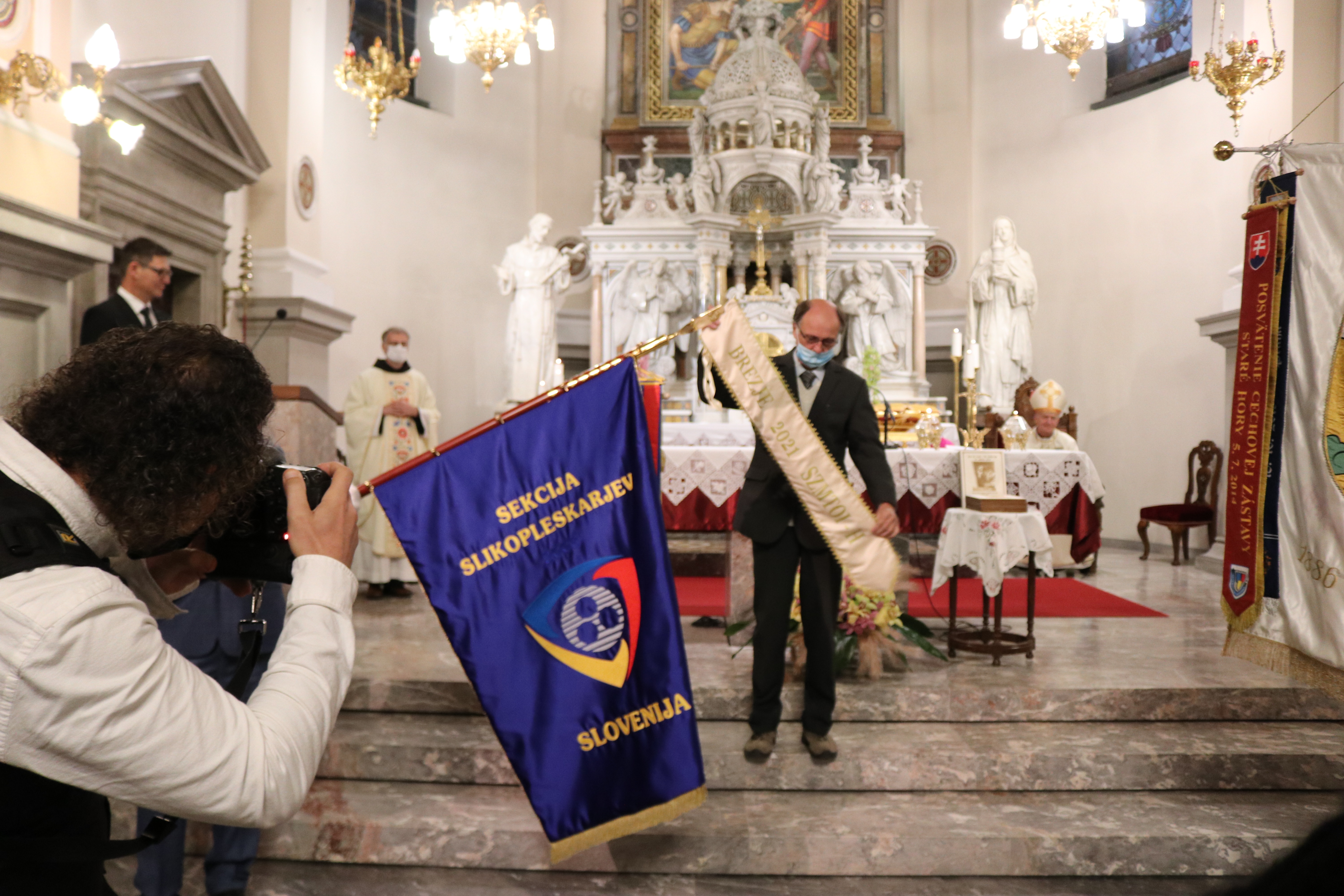 pripenjanje traku k praporu - madžarski slikopleskarji